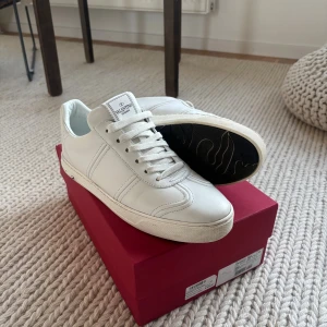 Valentino Garavani Flycrews - Valentino Garavani Flycrews i färgen Blanco (Vita) | Skick 9/10 syns även på bilderna med endast en nit borta | Använda ett fåtal gånger men säljs nu för att de är för små | Nypris 490 € ≈ 7000-8000 kr mitt pris 2699 | Rätt så sällsynta skor då de ej säljs längre och även denna färg ser man inte heller så ofta! | Skriv vid minsta fundering! 