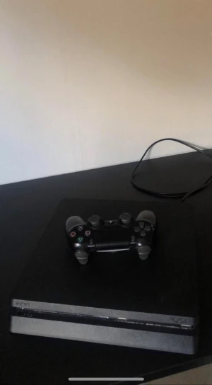 PlayStation 4 - Sony PlayStation 4 med en DualShock 4-kontroll. Perfekt för dig som gillar att spela spel, Konsol medföljer,hdmi kabel medföljer,laddare medföljer och en massa spel som Red dess redemption 2 och massa annat