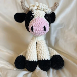 Virkad ko - OBS detta är en beställning så köp ej om det inte är din! Den är ca 25 cm hög 🌸