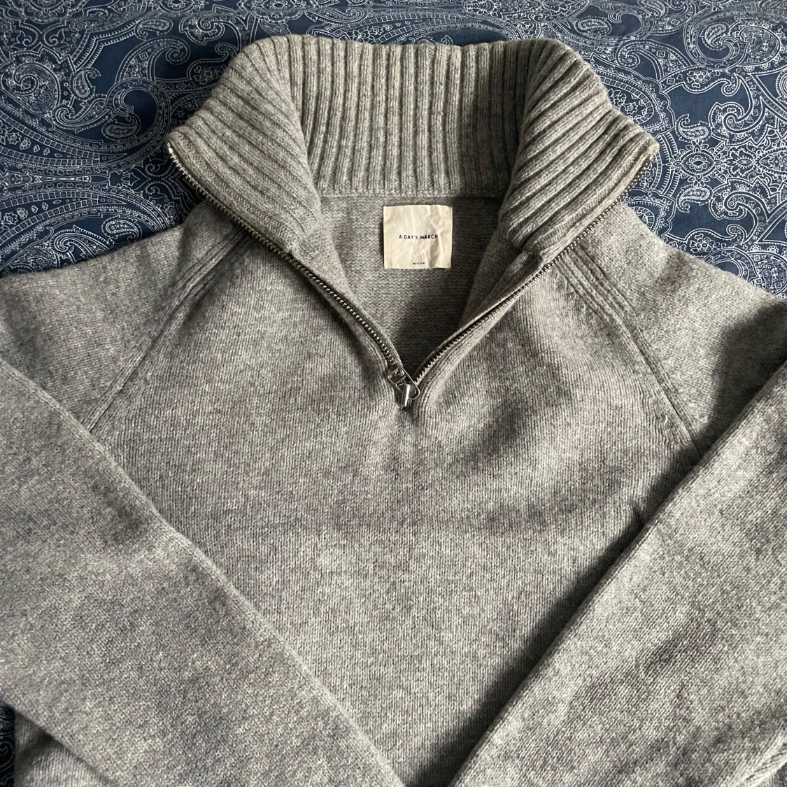 Grå stickad half zip från A Day's March - 1