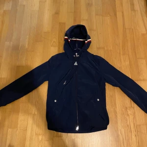 Moncler regnjacka/cardigan - Säljer nu min snygga moncler cardigan/regnjacka. Inga defekter 10/10 skick då jag endast användt den ett fåtal gånger. Kom privat ifall ni vill veta något mer eller vill ha fler bilder.