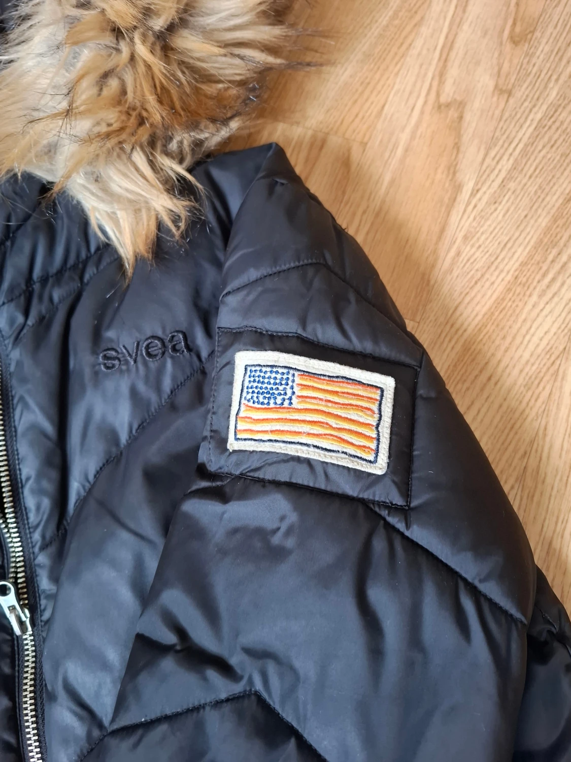 Svart pufferjacka med päls från Svea - 1