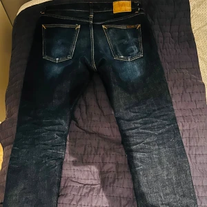 Nudie jeans - Otroligt kap! Ritkigt snygga nudies med glana fades! Modell gritty Jackson, raka ben