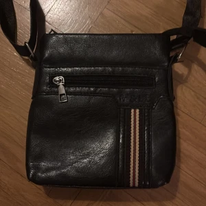 M&LD väska - En snygg väska från M&LD. Passar till mycket och rymmer mycket. Flera olika fack där man kan ha saker man behöver medan man är ute.