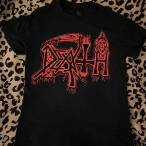 Death band tröja - Köpte denna från EMPShop. Väldigt snygg tröja av bandet Death. Säljer för jag tyvärr inte använder den längre. Pris kan diskuteras!💗
