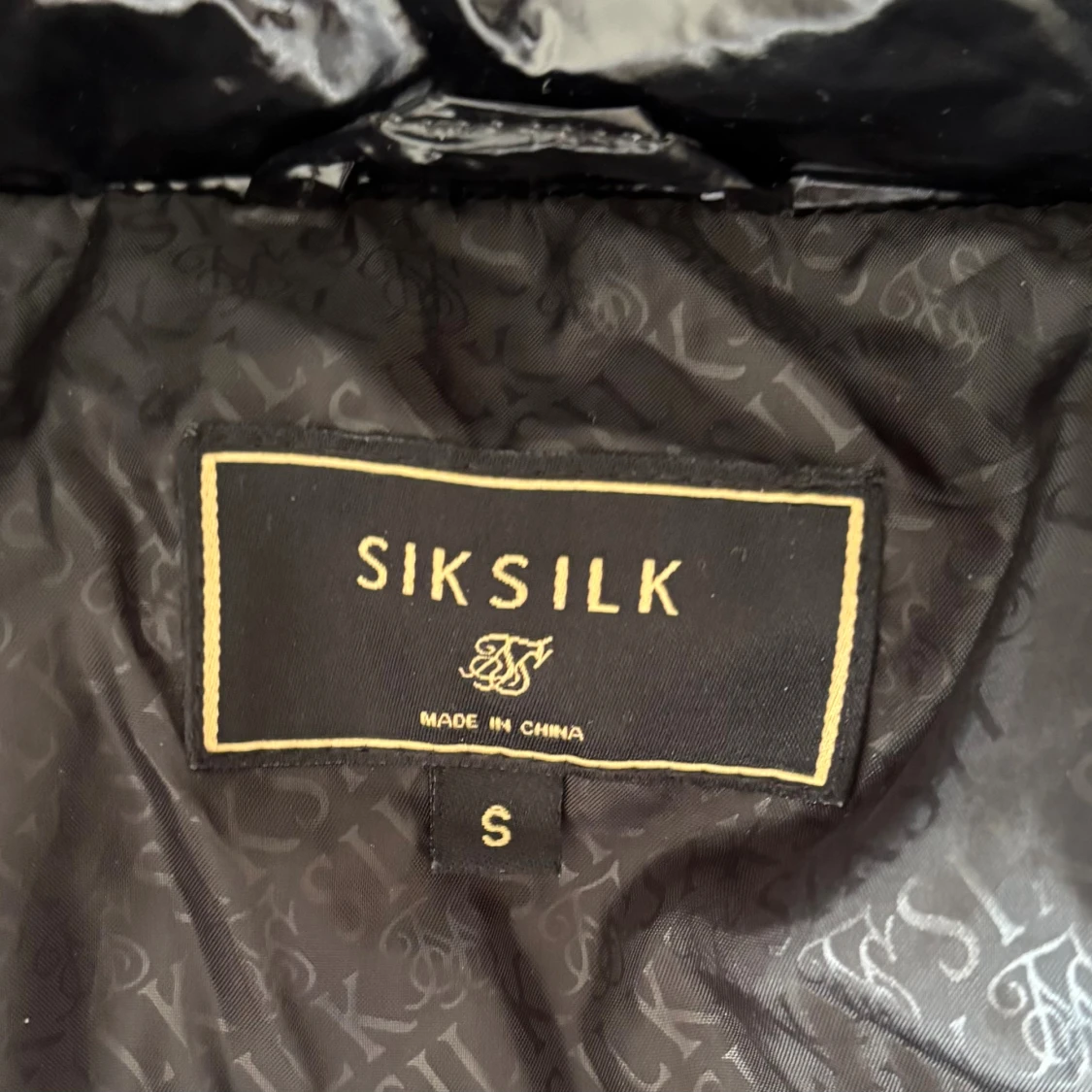 Svart pufferjacka från SikSilk - 1