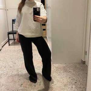 H&M jeans - Snygga svarta kostymbyxor från H&M med wide fit och hög midja. Byxorna har raka, vida ben och stängs med dold dragkedja och två metallhakar i midjan. Helt oanvända, med slätt material och perfekta för en clean och stilren look.🙏🏼