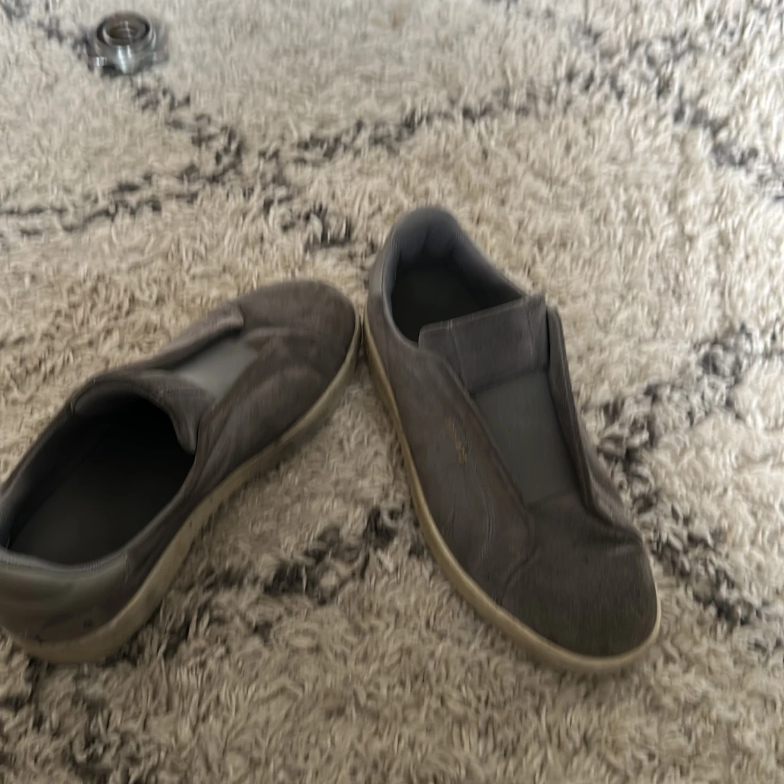 Grå slip-on sneakers från Axel Arigato - 4