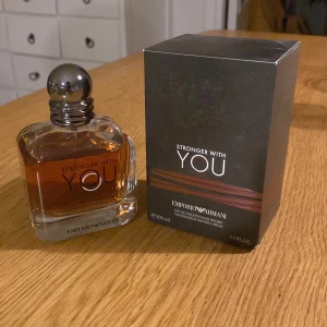 Stronger With You 100ml Herrparfym - Emporio Armani Stronger With You är en eau de toilette för män. Flaskan innehåller 100 ml och har en modern design som passar dig som vill sticka ut. Perfekt för dig som söker en stilren och populär doft från ett välkänt märke. Den är endast sprutat 3 gånger säljer den för kust inte gillar lukten