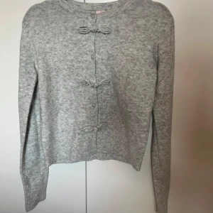 Grå kofta - Fin grå kofta från Nelly. Använt fåtal gånger 💕 passar mig som brukar ha S. 