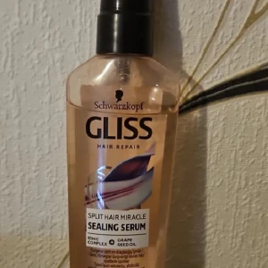 Schwarzkopf Gliss Sealing Serum - Gliss Split Hair Miracle Sealing Serum från Schwarzkopf, med Ionic Complex och druvkärneolja. Kommer i en genomskinlig plastflaska med svart pump. Perfekt för att vårda och reparera kluvna hårtoppar.