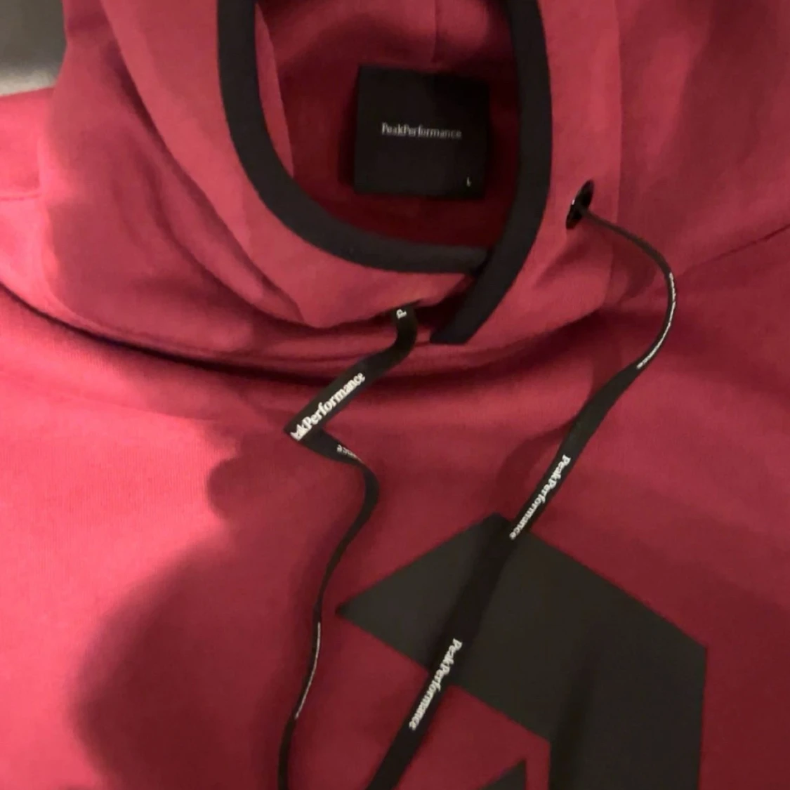 Röd hoodie från Peak Performance - 1