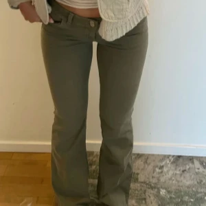 Gröna lågmidjade bootcut jeans - Snygga och trendiga gröna Lågmidjade bootcut jeans från Nelly, älskar de men säljer då de tyvärr är för stora🥹 Använda kanske 3 gånger, så i princip helt som nya💞