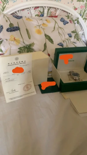 Klocka. Snygg och klassisk  - Säljer min klocka för billigt. Medela mig för info. Väldigt bra kvalité