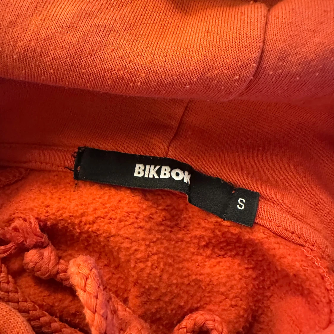 Orange hoodie från BikBok med huva - 1
