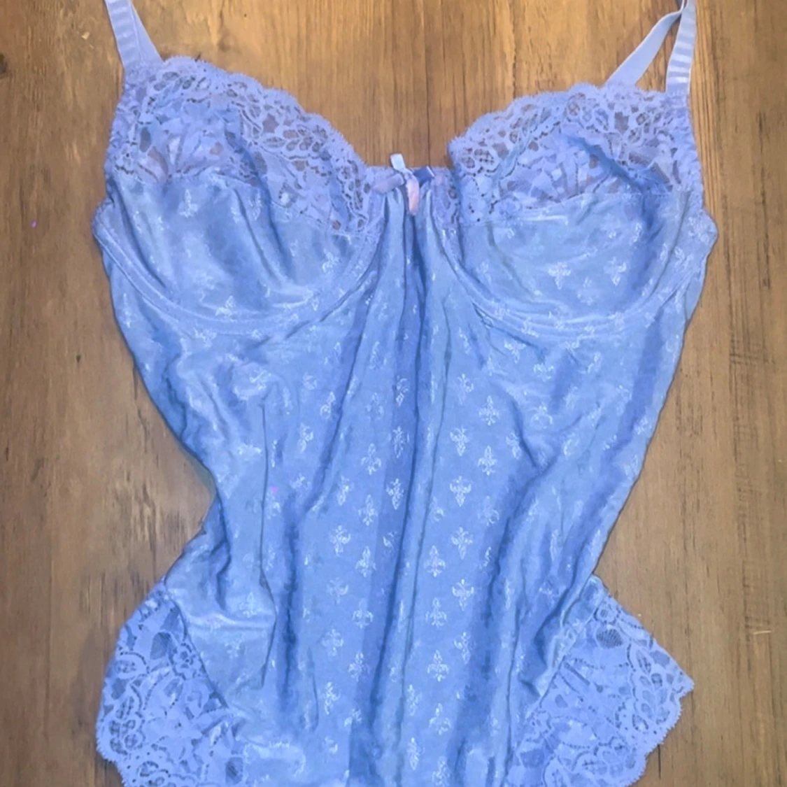 Ljuslila spetskorsett med blommönster