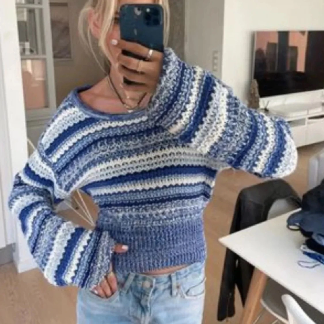 Blå och vit randig stickad tröja