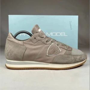 Philippe Model TRPX - Philippe Model TRPX Vit/Grå/ | Skick 8,5/10 | Nypris ca ‼️6000kr‼️| Detta är dn förbeställning och snabbast frakt är 3 dagar | Orginal box ingår men dustbag ingår inte | En del av smutsen på sulan går att ta bort | Pris kan alltid diskuteras! | Passar till hösten och vintern! | Skriv om frågor uppstår! | //MvH By, Olssén, Closet