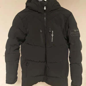 SAIL RACING J Patrol Down Jacket - Dunjacka Juniorstorlek 70% dun och 30% fjäder (500 fillpower) Vind- och vattenavvisande  Nypris 3500:-
