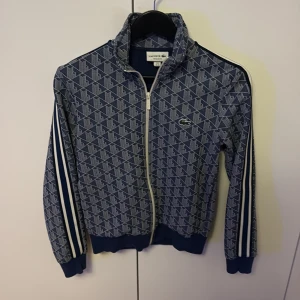 Lacoste monogram - Lacoste zip tröja, monogram. Blå. Utmärkt skick. Storlek Xs. Tveka inte med frågor!