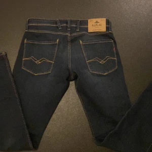Replay anbass - Riktigt feta replay anbass jenas is strl 31/34 bara använda nån gång o köpte dem helt nya. En lyxig look som sitter as bra. Slim fit model
