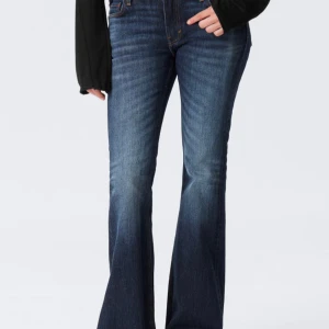 Mörkblå bootcut jeans  - bootcut med låg midja.