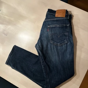 Levi's premium 30:30 - Säljer ett par mörkblå Levis 502 Premium, Storlek 30/30. Riktigt fint skick! Svarar gärna på frågor :)
