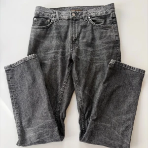 Nudie Jeans Gritty Jackson - Ett par svarta Nudie Jeans i modellen Gritty Jackson. Jeansen är i storlek 29x32 och i mycket gott skick. Nypris ~ 1600kr