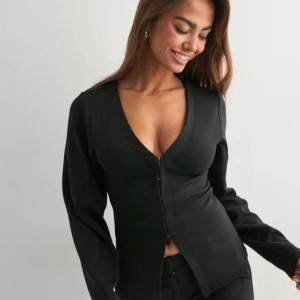 Nelly kofta - Använd 1-2 gånger inga fläckar jätte fin till skolan eller bara ha som en fest tröja eller vardaglig