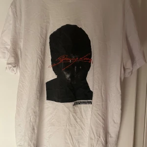 Yung lean Stockholm 2025 T-shirt  - Vit Yung Lean T-shirt i storlek L från Stockholm konserten 2025. Använd fåtal gånger och i bra skick. Kolla in min sida för liknande T-shirts. Möts i Stockholm eller fraktas