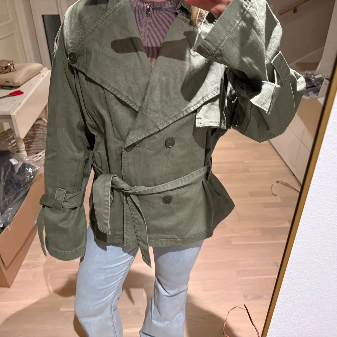 Grön trenchcoat med bälte - 1