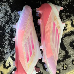 Lamine Yamal fotbollsskor - Lamine yamal fotbollsskor helt nya i storlek 44, kom gärna med frågor eller funderingar vid intresse😁!