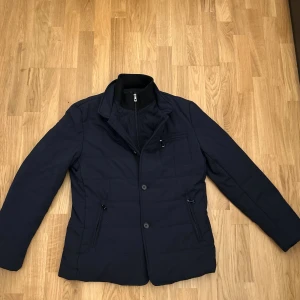 Jacka med päls - Riktigt snygg fodrad jacka med päls inuti perfekt inför det kallare dagarna. Storlek M, inga defekter förekommer. För mer frågor eller funderingar är det bara att höra av sig!