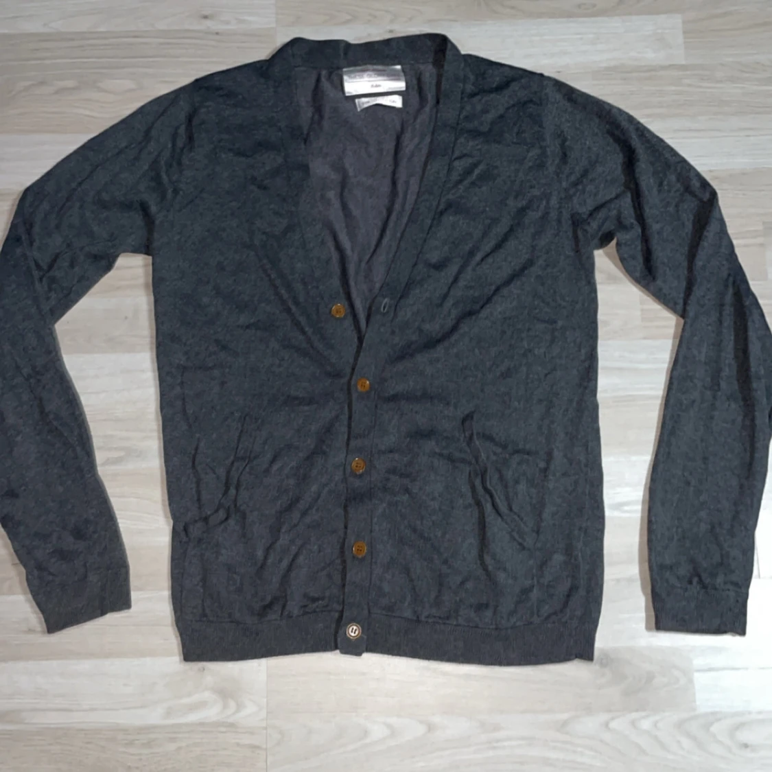 Mörkgrå kofta/cardigan från These Glory Days