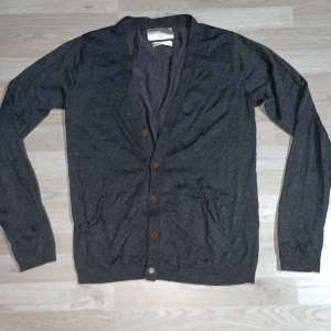 Mörkgrå kofta/cardigan från These Glory Days - Säljer nu denna gråa stilrena kofta/cardigan från These Glory Days. Sjukt snygg och perfekt för dig som gillar att klä upp dig i vardagen men ända vara bekväm. Storleken är S och passformen är någorlunda slim. Skriv gärna vid minsta fråga, pris kan självklart diskuteras.