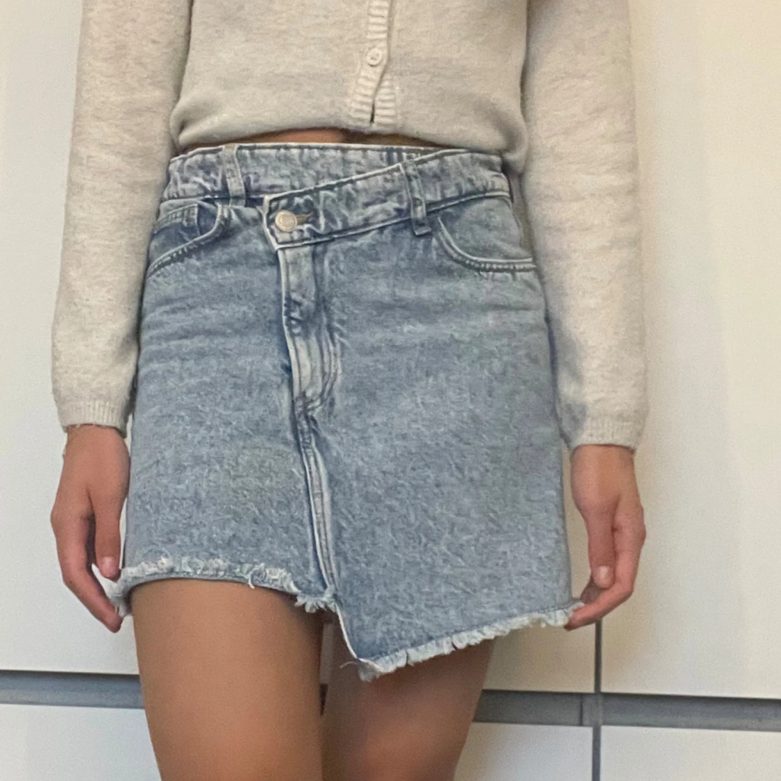 Asymmetrisk jeanskjol med rå kant - 1