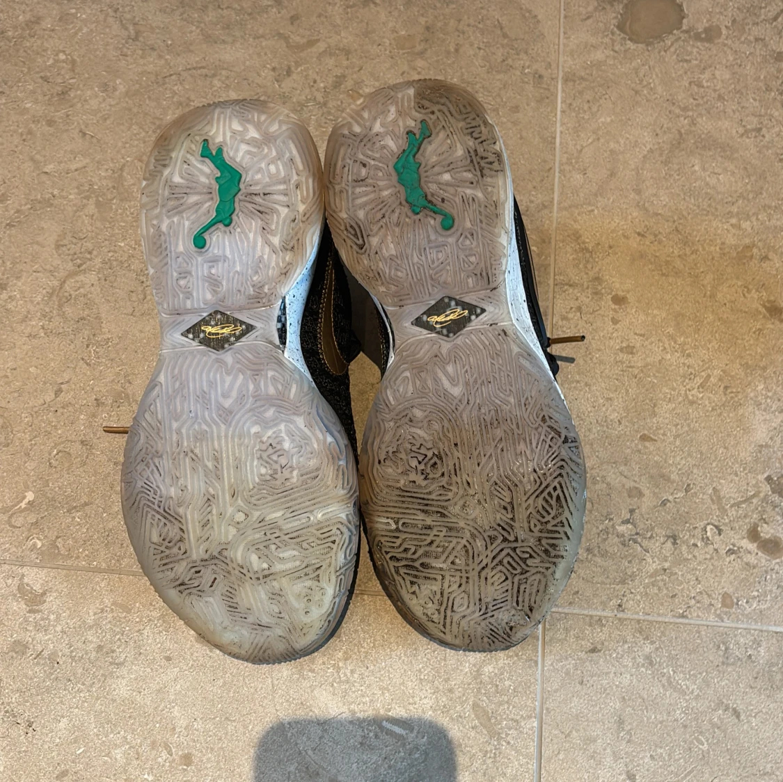 Svarta Nike sneakers med gulddetaljer - 2