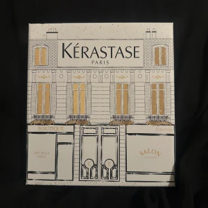Kérastase Genesis hårvårdskit - oanvänd paket - Lyxigt hårvårdskit från Kérastase Genesis-serien med ett schampo och ett anti-hair fall serum. Perfekt som en gåva eller om man vill ha produkterna för ett rimligare pris. Värde: 1.145kr. Säljer för endast 789kr. Schampot kostar 410kr, och serumet kostar 735kr (original pris) men säljer båda för endast 789kr!✨