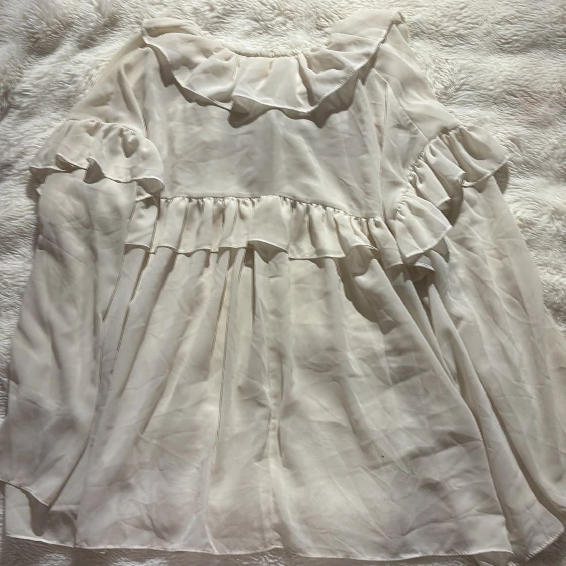 Vit blus med volanger från H&M - 1