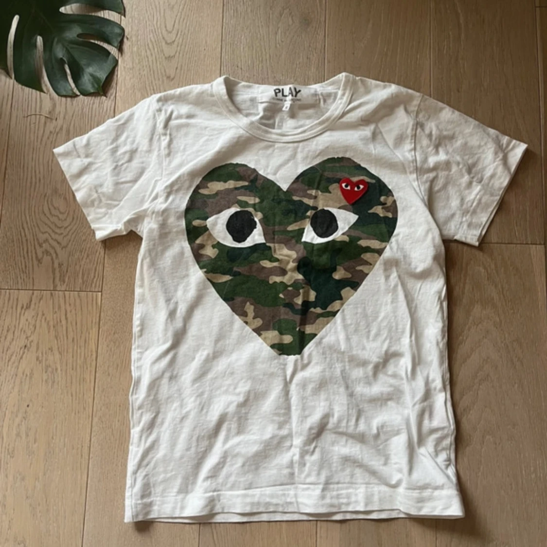Vit T-shirt från Comme des Garçons Play
