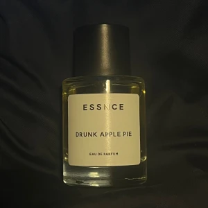 Drunk apple pie  - Parfym från Essnce. Använd något men ca 90% kvar i flaskan (se bild 2). Väldigt mysig doft som passar utmärkt nu till vintern. 
