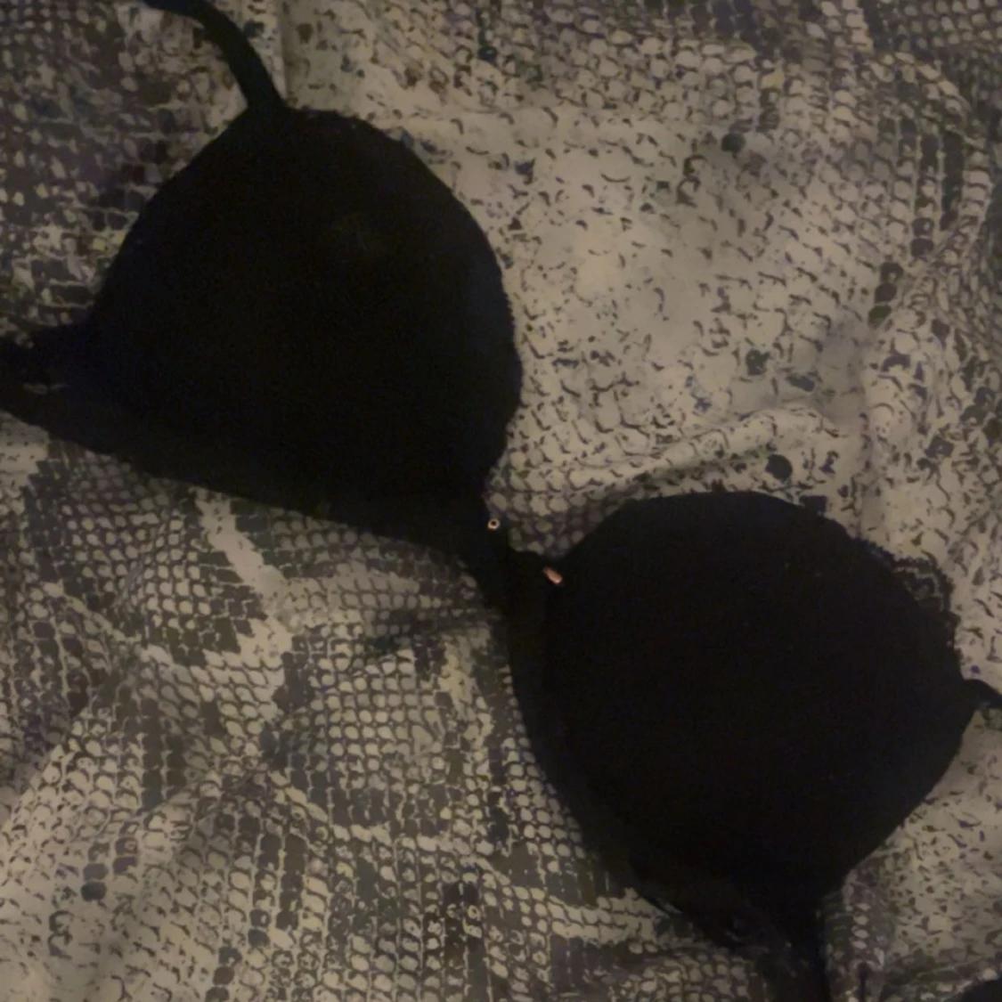 Svart push up bh med spetsdetalj