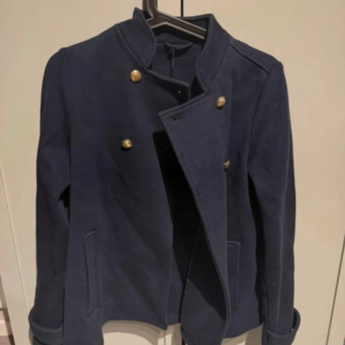 Mörkblå skepparkavaj med guldknappar