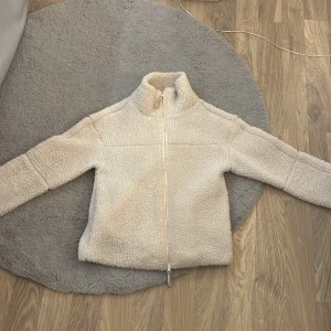 Vit oversize teddy jacka ifrån gina tricot - Super mysig och varm oversize teddy jacka ifrån gina tricot