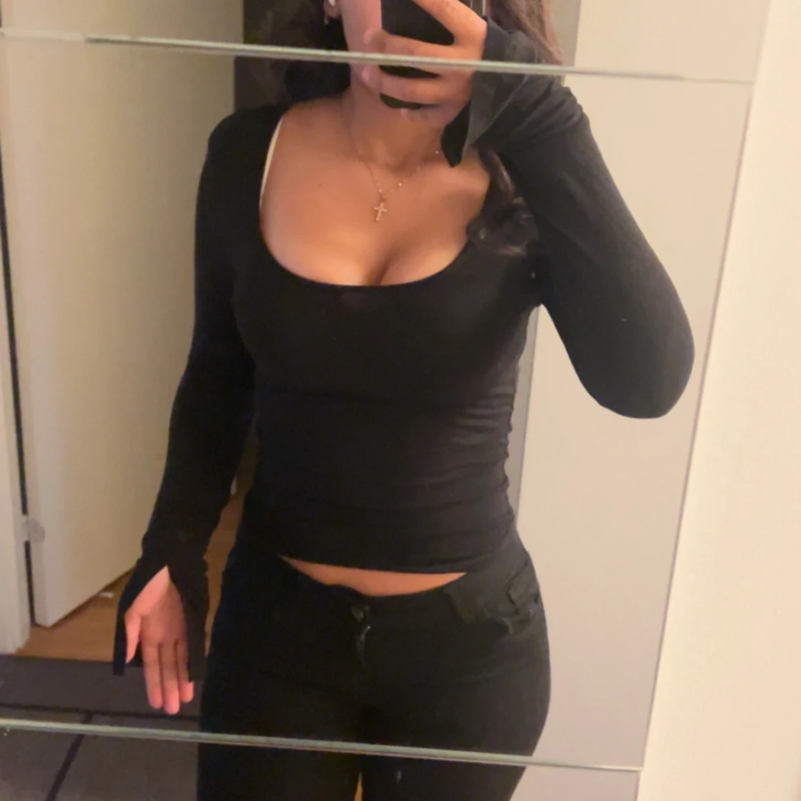 Svart croppad långärmad topp