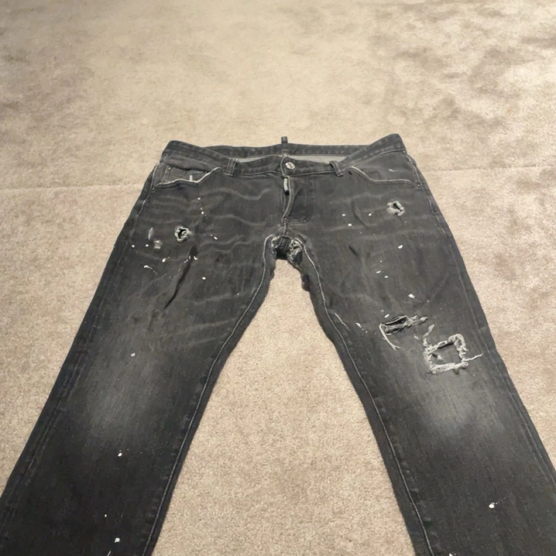 Svarta jeans från Dsquared2 med slitningar