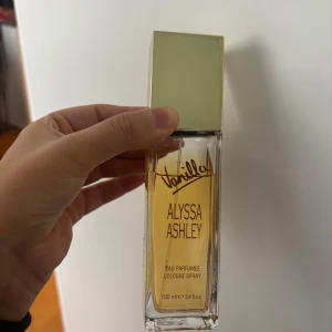 Alyssa Ashley Vanilla 100ml - En stor flaska Vanilla Eau Parfumée Cologne Spray från Alyssa Ashley. Volym: 100 ml. Tillverkad i Italien. Perfekt för dig som gillar klassiska dofter med en modern twist. Använd lite men skulle säga att 85% är kvar i flaskan 