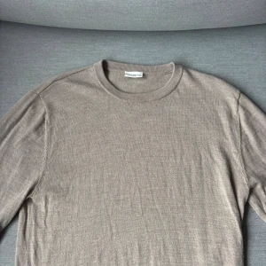 Beige stickad tröja John Henric  - Snygg beige stickad tröja från John Henric i storlek M | Mycket bra skick | Hör gärna av dig vid funderingar 🙌🏼