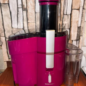 SilverCrest Juicer 450W - Kraftfull juicepress från SilverCrest med 450W motor och två hastigheter. Rymmer 2,5L fruktrester och 1L juice. Perfekt för färsk frukt- och grönsaksjuice. Snyggt skick, knappt använd. Alla tillbehör medföljer. För snabbköp kan priset diskuteras. 