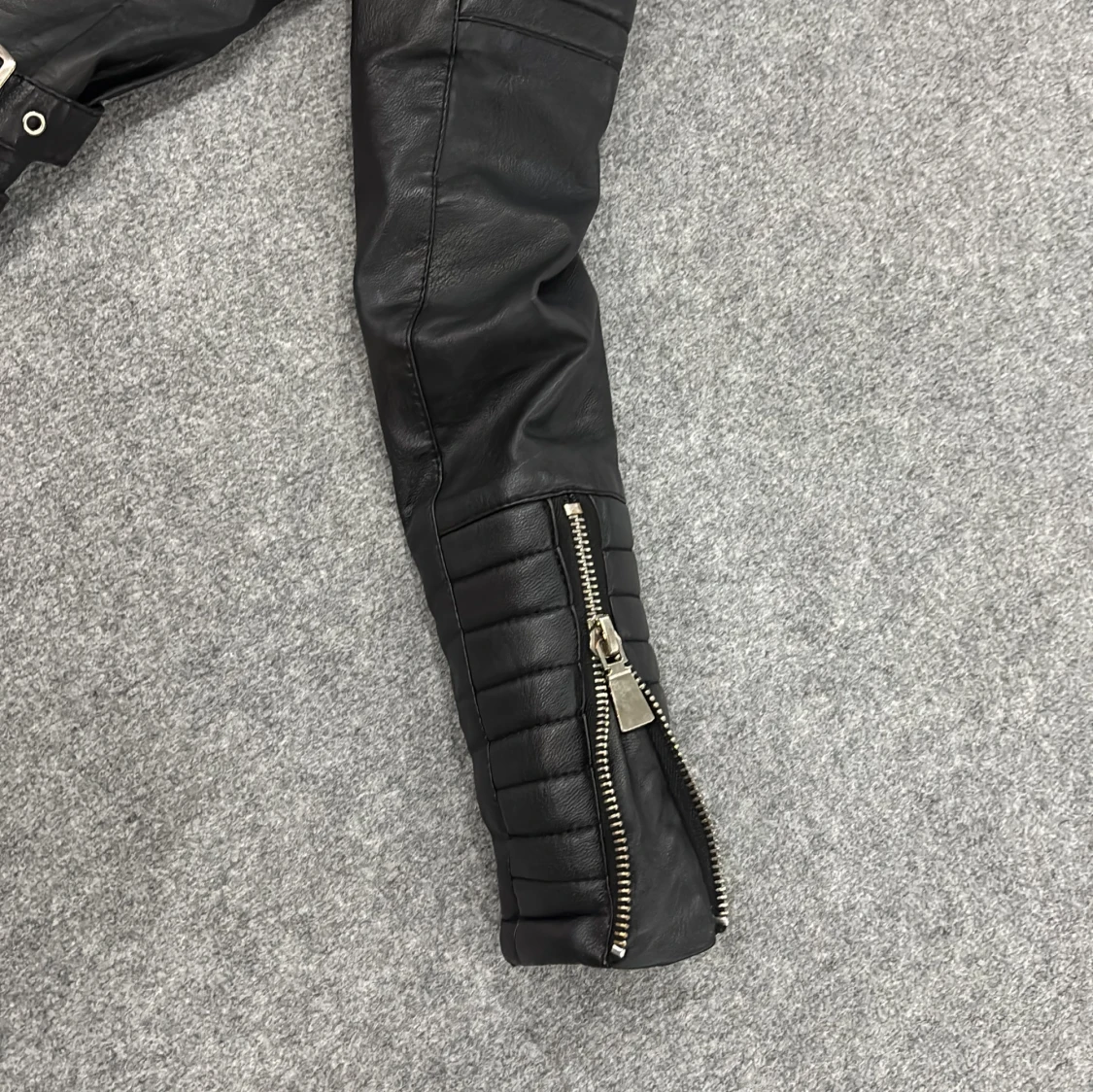 Svart skinnjacka med dragkedjor - 2